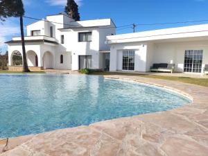una piscina frente a una casa en CASA MARISA, en Alcanar