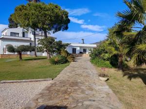 a stone path in front of a white house at CASA MARISA in Alcanar