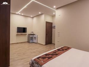 Rúm í herbergi á Sofia Pyramids Hotel