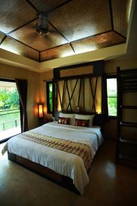 IngNatee Resort tesisinde bir odada yatak veya yataklar