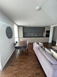 ロンドンにあるImmaculate 2bed apartment in London- city viewsのリビングルーム(ソファ、テーブル付)