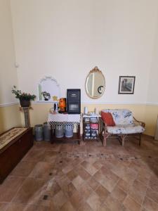 Pokój z kanapą, krzesłem i lustrem w obiekcie Residenza Maria Letizia w mieście Milo