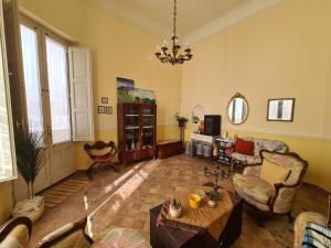 - un salon avec un canapé et une table dans l'établissement Residenza Maria Letizia, à Milo