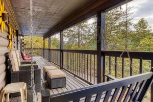 ピジョン・フォージにあるER26 - Sasquatch Inn - Great Location! Close To Town Resort Pool! cabinの襖襖