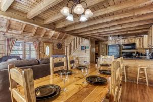 Khu vực ghế ngồi tại ERN864 - The Cedars - Great Location! Close To All The Action! cabin