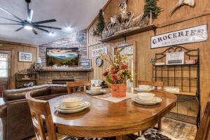ピジョン・フォージにあるER26 - Sasquatch Inn - Great Location! Close To Town Resort Pool! cabinの木製のテーブルと椅子のあるダイニングルーム +21枚の写真
