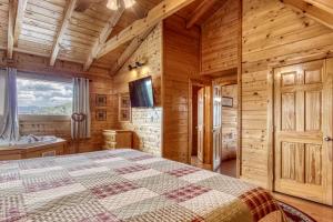 Giường trong phòng chung tại ERN864 - The Cedars - Great Location! Close To All The Action! cabin