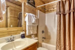 Phòng tắm tại ERN864 - The Cedars - Great Location! Close To All The Action! cabin +43 ảnh