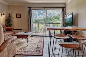 a living room with a couch and a table at OLDE GATLINBURG PLACE UNIT 510 - GREAT LOCATION! CLOSE TO TOWN! condo in Gatlinburg