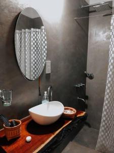 ein Badezimmer mit einem weißen Waschbecken und einem Spiegel in der Unterkunft Departamento próximo a la costanera y al aeropuert in Posadas