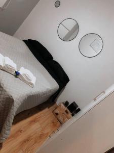 ein Schlafzimmer mit einem Bett und zwei Lichtern an der Decke in der Unterkunft Departamento próximo a la costanera y al aeropuert in Posadas