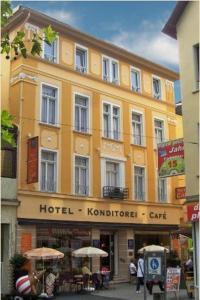 um café hotel kordinator em frente a um edifício em Hotel Café Konditorei Köppel em Bingen am Rhein