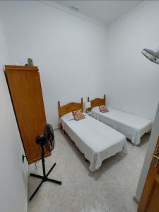 ラスパルマス・デ・グランカナリアにあるvierapeñaのベッド2台とカメラが備わる部屋