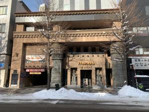 um edifício com uma placa que lê faraós hotel em Hotel Pharaoh-Adult Only em Sapporo
