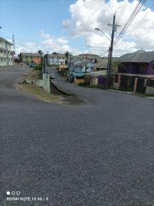 una calle vacía en una pequeña ciudad con casas en Excellent Pleasantville Apartment en San Fernando