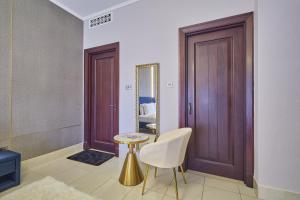 Posezení v ubytování Golden homes Burj khalifa view Yansoon 1BR heart & Soul old town Beside Dubai mall Burjh Khalifa