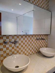 y baño con lavabo y espejo. en Luna Rossa Guest House en Río de Janeiro