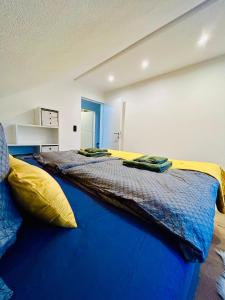 a bedroom with a large bed with yellow and blue sheets at Idyllische Suite in Zentrumsnähe mit Parkplatz Top 1 in Gmunden