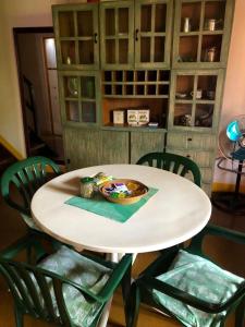 una mesa con sillas y un plato de comida. en Casa Ama en Puerto Iguazú