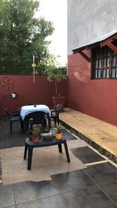 un patio con una mesa con macetas. en Casa Ama en Puerto Iguazú