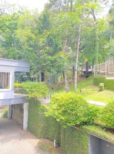 uma vista para um jardim a partir de uma casa em Apartamento Lago Negro em Gramado