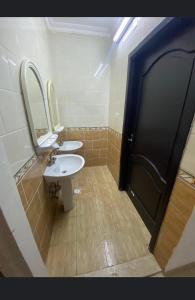 Bathroom sa أجنحة مارينا طيبة