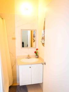 W łazience znajduje się umywalka i lustro. w obiekcie Simply Cassine w mieście Falmouth