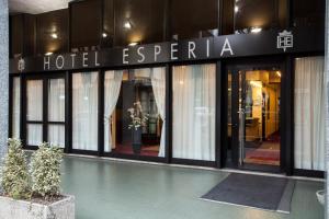 un edificio con un cartello hotel Expedia di fronte ad esso di Hotel Esperia a Rho