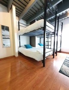a bedroom with two bunk beds and a wooden floor at Habitación para 8 personas en Polanco Literas in Mexico City
