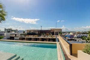 una piscina en la azotea de un edificio en Syrena 503 en Playa del Carmen
