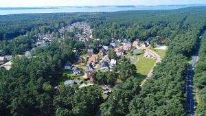 una vista aerea di un piccolo villaggio nella foresta di Dünenresidenz Glowe - Haus Frieda a Glowe