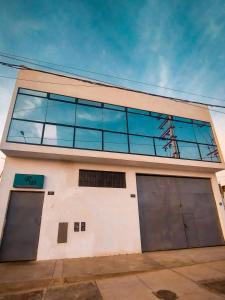 ein Gebäude mit vielen Glasfenstern darauf in der Unterkunft Residencia Benavides in San Vicente de Cañete