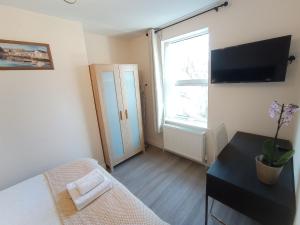 a small bedroom with a bed and a window at Mill View Apartment - Self contained one bed apartment in Oxford