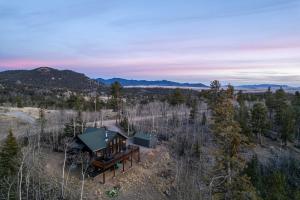 una vista aérea de una casa en el bosque en Family-Friendly Jefferson Cabin with Fire Pit!, en Bordenville