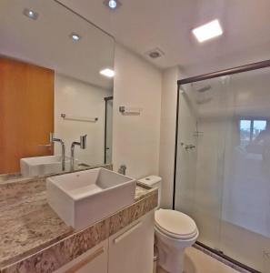 La salle de bains est pourvue d'un lavabo, de toilettes et d'une douche. dans l'établissement GoldFlat, à João Pessoa