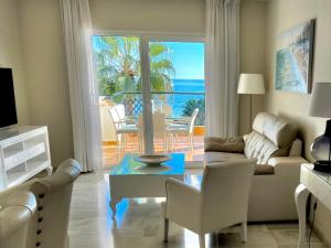 sala de estar con sofá y mesa en MI CAPRICHO B12 - Beachfront Apartment- Costa del Sol, en Mijas Costa