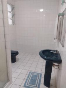 baño con lavabo negro y aseo en Apartamento na Graça proximo a Barra e Hospitais, en Salvador