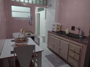 cocina con fregadero y encimera en Apartamento na Graça próximo a Barra, Hospitais e UFBA, en Salvador