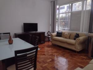 sala de estar con sofá y mesa en Apartamento na Graça próximo a Barra, Hospitais e UFBA, en Salvador