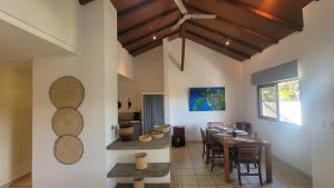 cocina y comedor con mesa y sillas en Condo Golf B3 F3 Hacienda Iguana, en Tola