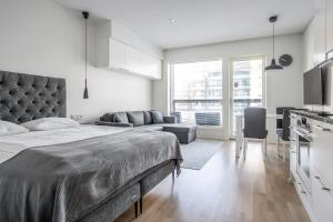 1 dormitorio con 1 cama extragrande y cocina en Turun Blanka A14 en Turku