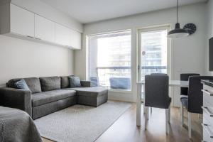 ein Wohnzimmer mit einem Sofa und einem Tisch in der Unterkunft Turun Blanka A14 in Turku