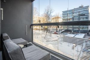 Habitación con sofá y ventana grande. en Turun Blanka A14, en Turku