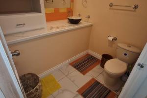 Ένα μπάνιο στο The Den & Deck +4 φωτογραφίες