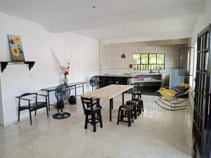 uma cozinha com mesa e cadeiras num quarto em Casa Entre Los Arboles +Piscina em Nariño
