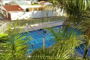 uma grande piscina com duas pessoas em Casa Entre Los Arboles +Piscina em Nariño