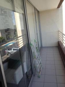 un balcone con un portasciugamani accanto a una finestra di Departamentos Diario En La Serena a La Serena