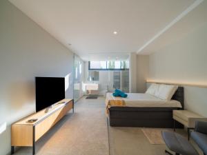 Μια τηλεόραση ή/και κέντρο ψυχαγωγίας στο Luxury Villa Near Las Colinas