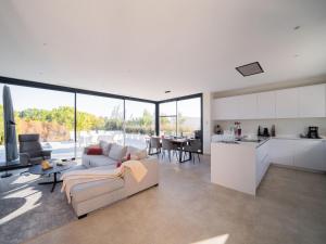 Η κουζίνα ή μικρή κουζίνα στο Luxury Villa Near Las Colinas