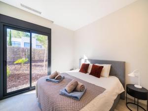 Ένα ή περισσότερα κρεβάτια σε δωμάτιο στο Luxury Villa Near Las Colinas +33 φωτογραφίες